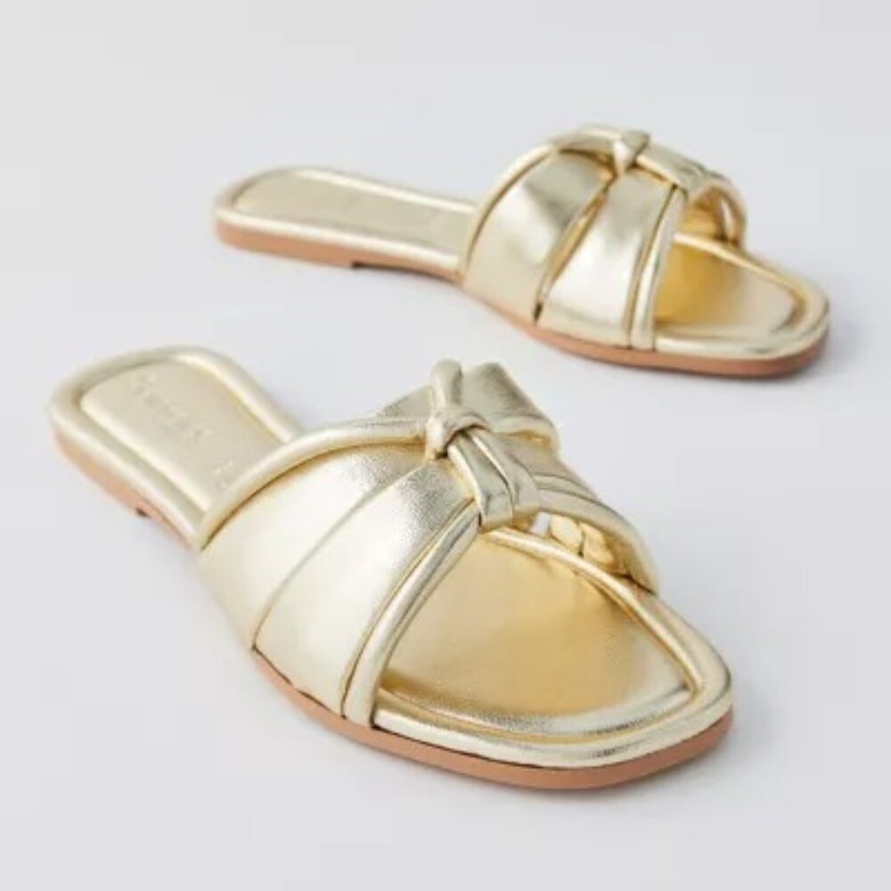 Like new Seychelles Shades Of Cool Sandal in Gold Metallic flat slip on slide